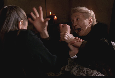 Tourné l'année dernière en Transylvanie et dans les Castel Studios de Roumanie, "Ghouls "est le nouveau long-métrage réalisé par Gary Jones, un spécialiste des SFX (suite ci-dessous)