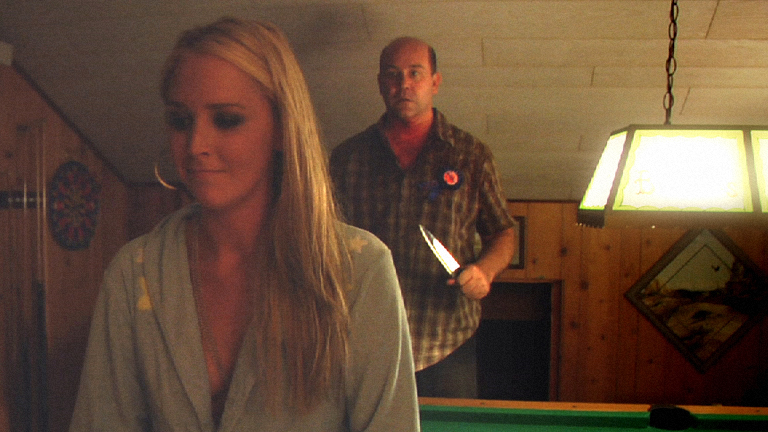 Ecrit et tourné par Drew Barnhardt, "Murders Loves Killers Too" est un violent slasher réminiscent de ceux des années 70 à 80, lorsque le genre appartenait au cinéma indépendant et s'avérait par conséquent réellement outrageux (suite ci-dessous) :