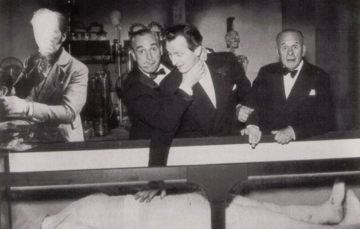 Peter Cushing étranglé par Sir James Carreras lors d'une présentation promotionnelle de "Frankenstein s'est échappé" (1957)