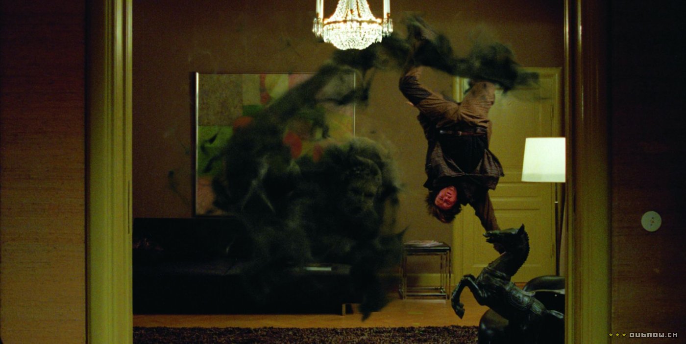 .... lorsque son jeune frère se voit possédé par l'esprit d'un magicien du 18e siècle, se retrouve alors au centre d'une guerre entre le Bien et le Mal datant de plusieurs siècles. Le scénario a été confié à Jennifer 0'Kieffe.