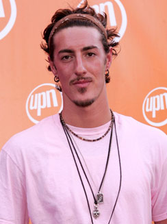 Eric Balfour (Massacre à la tronçonneuse, Hell Ride) est la vedette de "Rise of the Gargoyle" (voir ci-dessous)