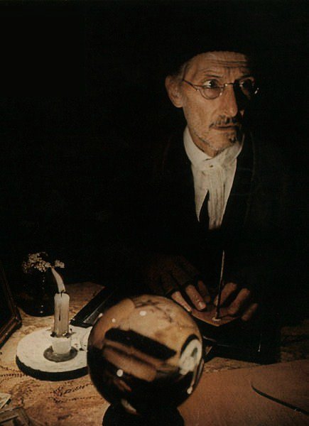 Peter Cushing dans le rôle d'Edward Grimsdyke dans "Histoires d'outre-tombe" (1972) de Freddie Francis, qui lui vaudra un Prix d'Interprétation au festival international de Paris du Film fantastique et de science-fiction (1973) (voir ci-dessous)