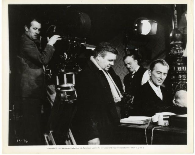 Freddue Francis dirige Peter Cushing sur le tournage du "Crâne maléfique" ("The Sjull", 1965), une production Amicus