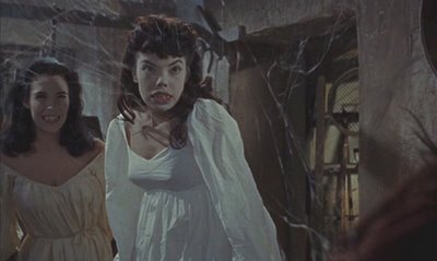 Marie Devereux (à gauche) et Andree Melly dans "Les Maitresses de Dracula" de Terence Fisher (Hammer Film, 1960)