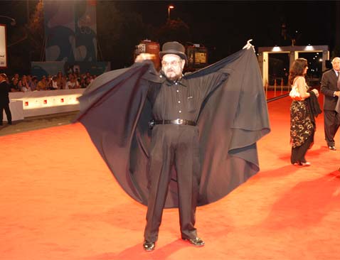 José Mojica Marins arpentant le tapis rouge