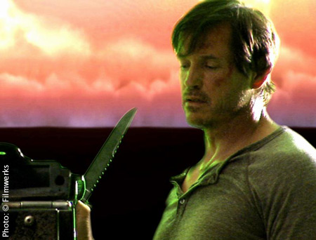 "Les rues de feu" de Walter Hill (84), envisagé comme le Ier d'une trilogie, demeura unique en raison de son insuccès. Jusqu'à ce qu'Albert Pyun décide de tourner cette année "Road to Hell", avec le même Michael Paré, où l'accent est mis sur l'horreur...