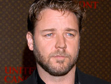 Russell Crowe serait intéressé pour figurer aux côtés de Robert Downey Jr. dans le "Sherlock Holmes" que prépare Guy Ritchie - dans le rôle bien sûr du Dr. Watson. Le script est, à signaler, basé sur un comics à paraitre...