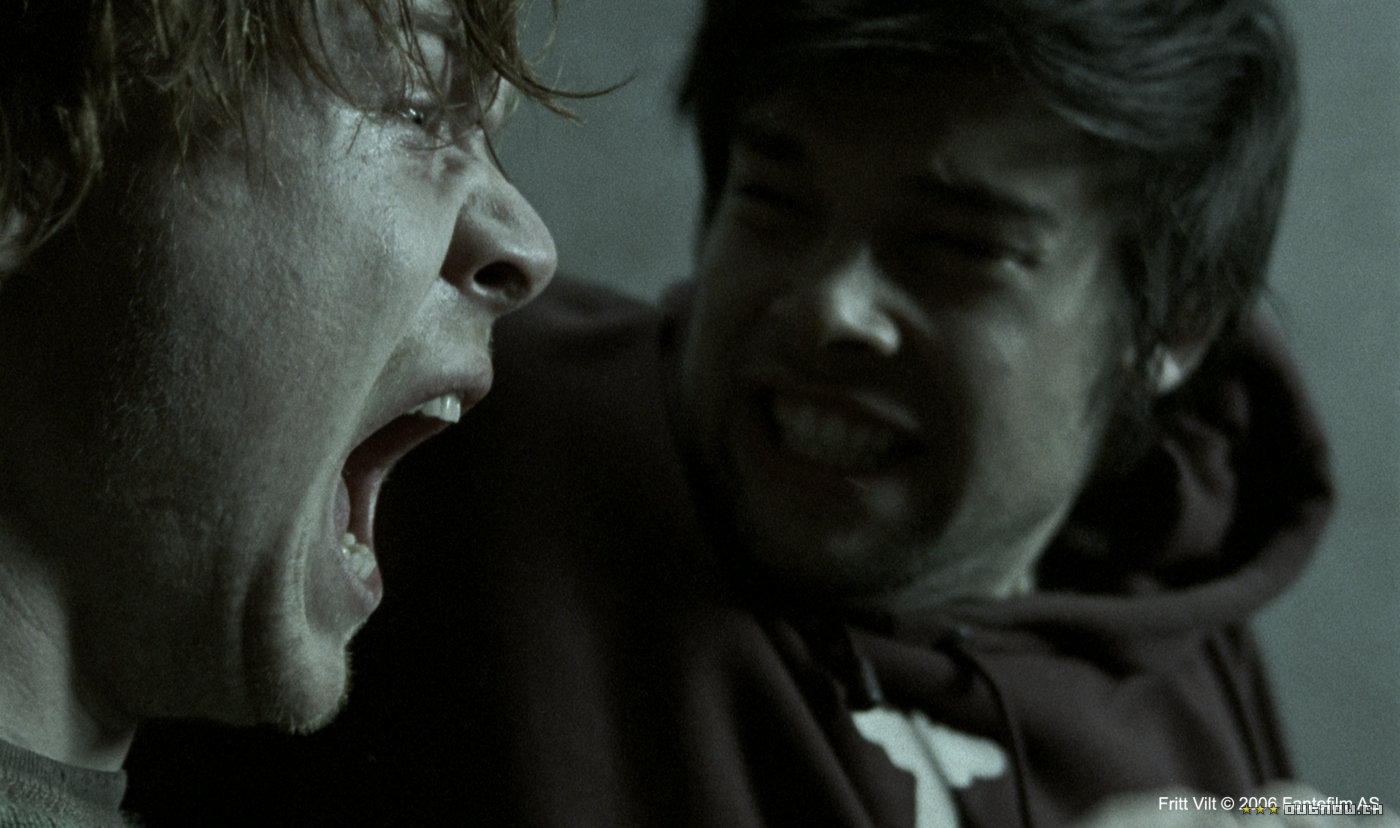 ..." Fritt vilt II",  distribuée en Norvège le 10 octobre , mais dirigée cette fois par Mats Stenbeg, dont c'est le premier film. L'action débute là où se terminait le précédent, les scènes de violence et d'action s'intensifiant à priori....