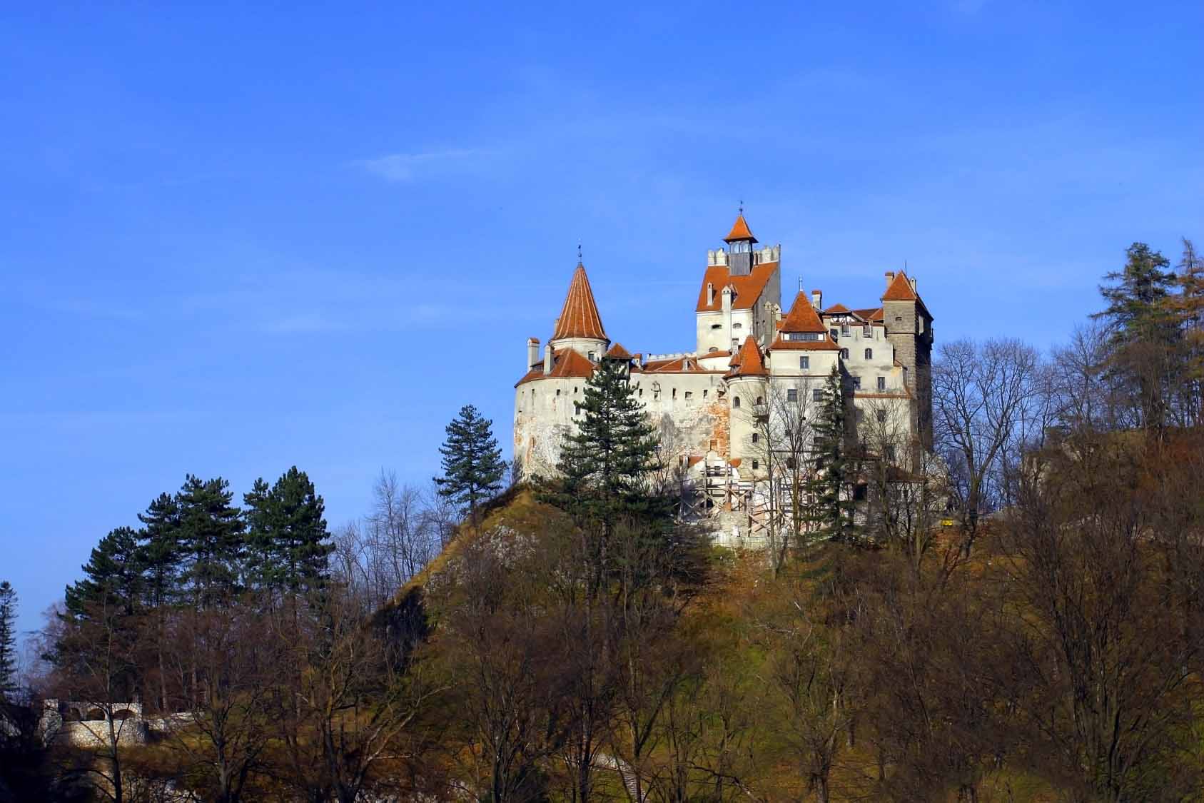Depuis  l'an dernier,  le célèbre Château de Bran, en Roumanie, où Vlad Tepes (alias Dracula) passait ses vacances étant enfant,  est en vente pour la somme de 130 millions d'Euros (voir ci-dessous)