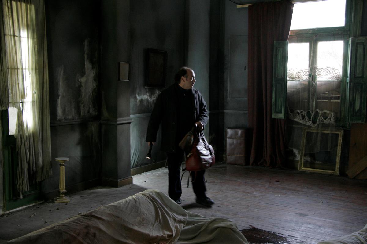 ...qu'elle vient tout juste de quitter. La jeune femme va découvrir les secrets de sa jeunesse perturbée, commençant à se rappeler du sombre secret ayant engendré son amnésie...