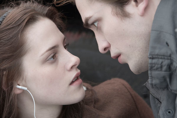 Summit Entertainment va enchainer avec la suite de "Twilight" (qui sort le 21 novembre aux USA), intitulée "Twilight : New Moon", toujours basé sur les romans de Stephenie Meyer, où une étudiante tombe amoureuse d'un vampire...