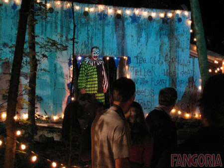 Auteur d'un certain nombre de films d'horreur depuis "Beyond Dream's Door " en 1989, le scénariste, compositeur et réalisateur Jay Woelfel vient d'achever le thriller horrifique "Closed for the Season" (suite ci-dessous)