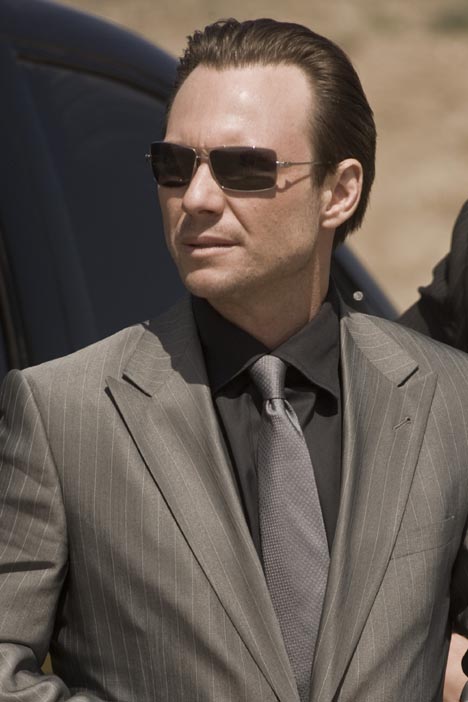 Ière photo de Christian Slater dans "Dolan"s Cadillac", adapté par Erik Canuel de Stephen King, où un homme (Wes Bentley) veut se venger du meurtre de sa femme tuée par un patron de la mafia de Las Vegas (joué par Christian Slater)