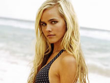 La séduisante Alice, interprétée par  Isabel Lucas dans "Transformers : Revenge of the Fallen", qui devient amie au collège avec Sam Witwickt (Shia LaBeouf) serait en réalité un robot Pretender apprend-on....!