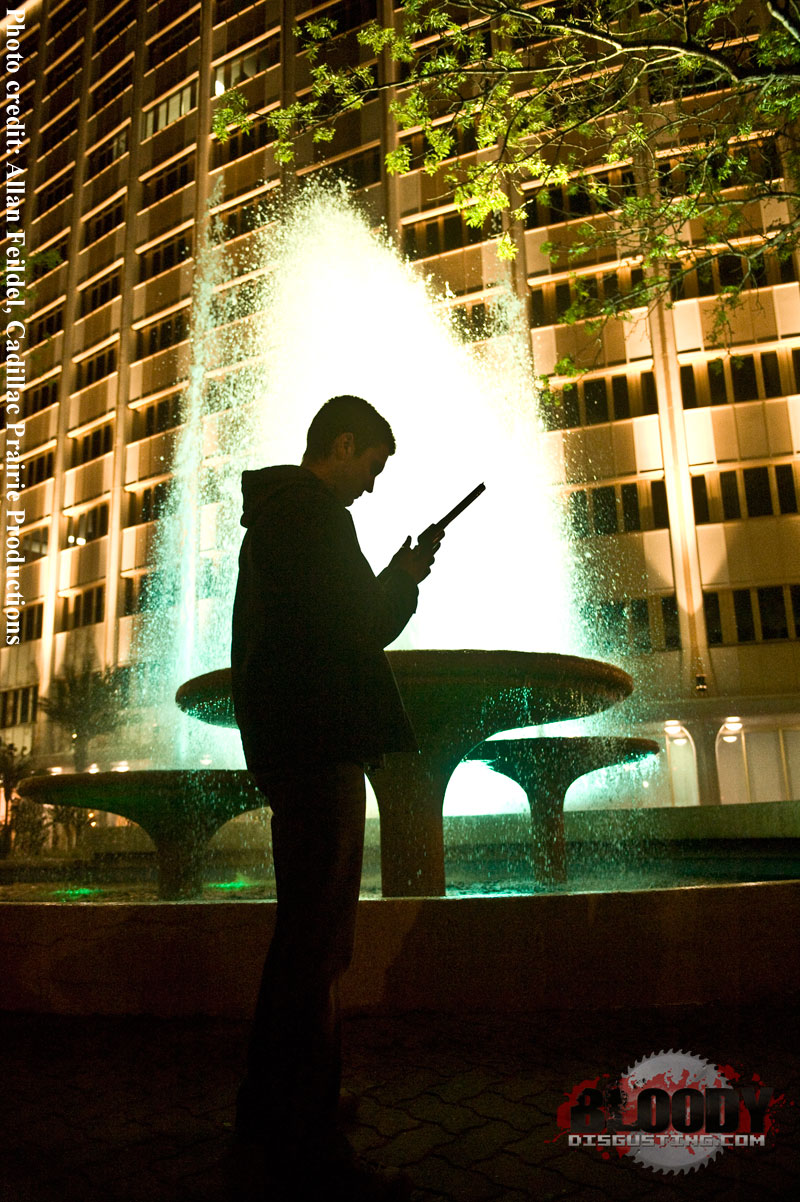 Robinson (Wes Bentley) attend Dolan hors de son immeuble...