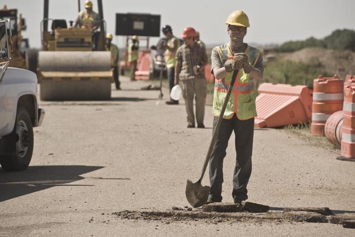 West Berntley dans le rôle de Robinson, le mari vengeur