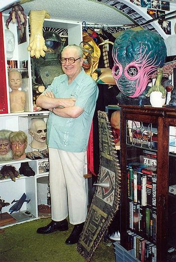 Plusieurs sites ont annoncé la disparition de notre ami Forrest J Ackerman, le créateur de 'Famous Monsters of Filmland", la Ière revue au monde sur le cinéma fantastique (créée en 1958). Bien que dans un état préoccupant, FJA est toujours parmi nous....