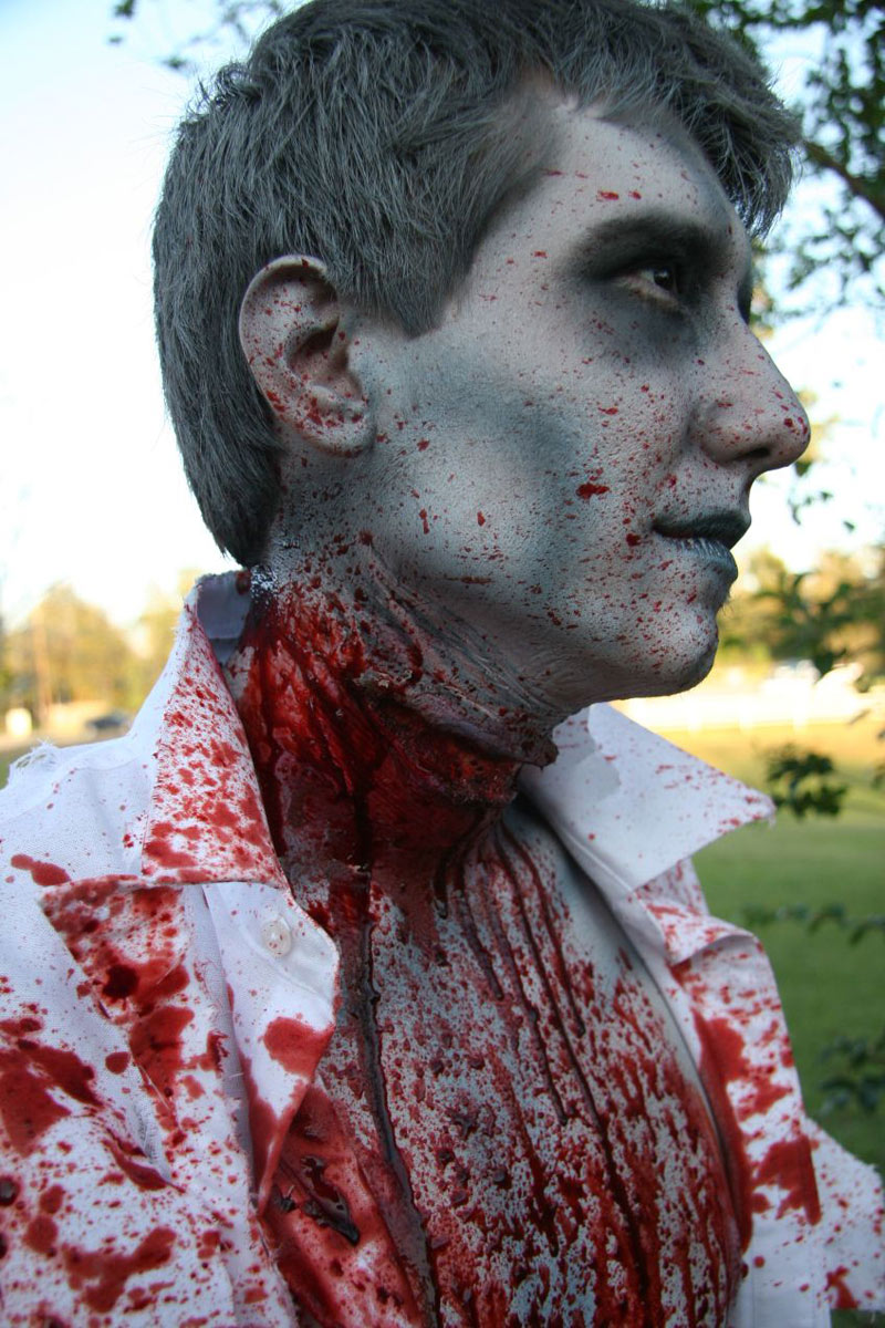 "Apparition", de Todd Rodgers, se situe dans une ville du Texas, Southbrook, victime de phénomènes inexplicables où des chasseurs de fantômes ont été appelés en renfort pour éradiquer les forces maléfiques...