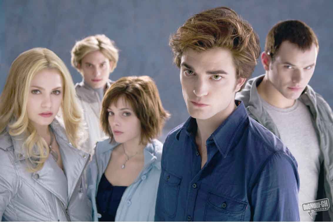 L'excellent "Twilight", auquel nous consacrerons un dossier dans l'EF de janvier, bat les records au box-office US et se classe en n°1. Le studio prévoit 50 à 60M$ pour son ouverture, voire plus, le film, une attachante loove-story, visant tous les public