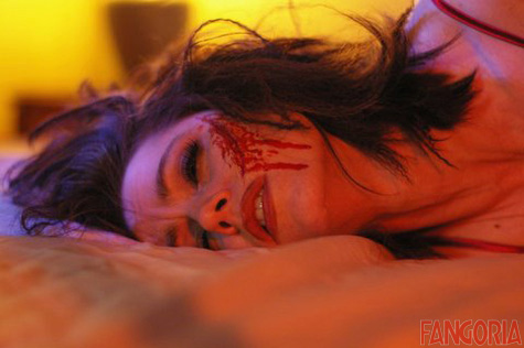 Plus active que jamais, l'ex Scream Queens Debbie Rochon vient de terminer à Vancouver le tournage de "Hanger", le nouveau shocker de Ryan Nicholson ("Gutterballs")(suite ci-dessous)