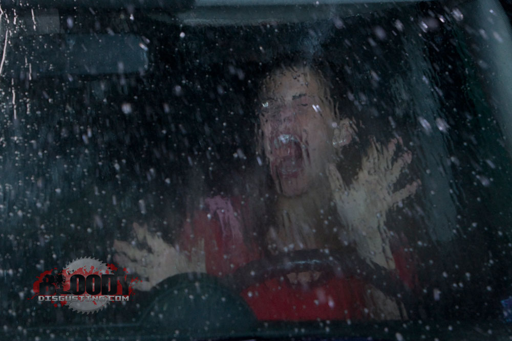 .... concernant une course de voiture à l'issue mortelle épargne sa vie et celle de ses amis qu'il a prévenus à temps. Mais, comme à l'accoutumée, la mort continue à frapper ceux ayant provisoirement échappé à la catastrophe.