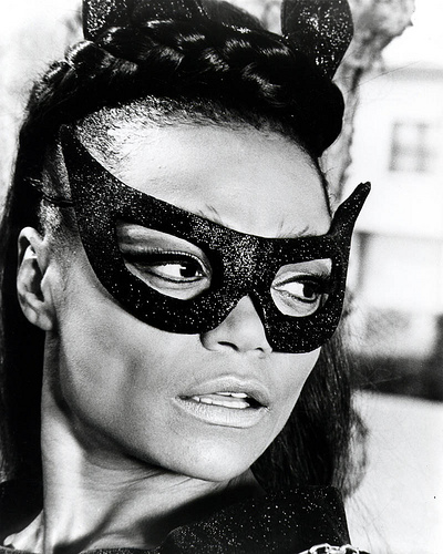 L'actrice, danseuse et chanteuse de jazz américaine à la voix rauque et suave Eartha Kitt, connue des fantasticophiles pour avoir interprété la féline Catwoman dans la série télévisée "Batman" des années 60, est décédée le 25 décembre à l'âge de 81 ans (s