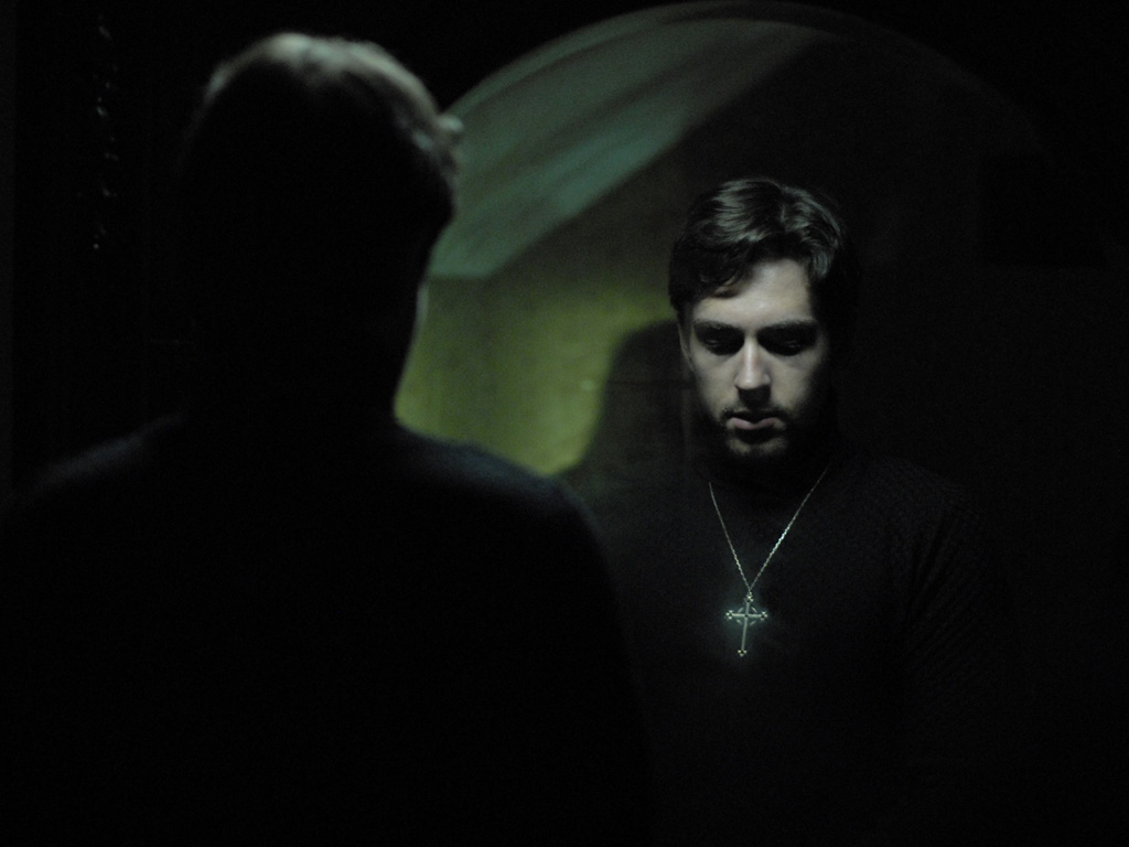 .... d'après un script de Mariano Baino ("Dark Waters") basé sur une histoire du producteur Loris Curci "(Hate 2 0"), dirigeant de la firme Fantastic Film International (suite ci-dessous)