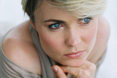 La jolie Radha Mitchell ("Silent Hill", "Pitch Black") rejoint Timothy Olyphant pour le remake de "The Crazies" de George A. Romero, où les habitants d'une petite ville de Pennsylvanie sont infectés par un virus provenant de recherches militaires secrètes