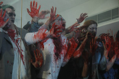 .... Les agents d'Interpol, Mortimer Reyes et Mina Millius réalisent bientôt que leur seule chance d'échapper aux hordes de zombies consiste à faire équipe avec leur mystérieux et dangereux prisonnier.