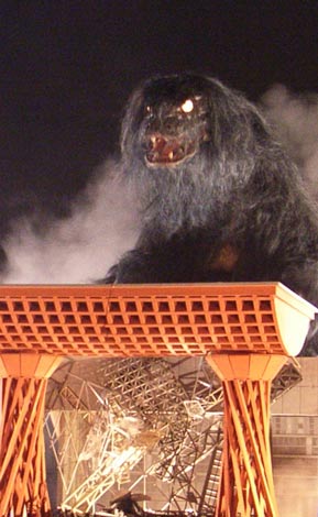 .... à savoir maquettes et individu dans un costume de monstre, lequel possède ici une longue chevelure empruntée aux ghost-pictures si appréciés en Asie.