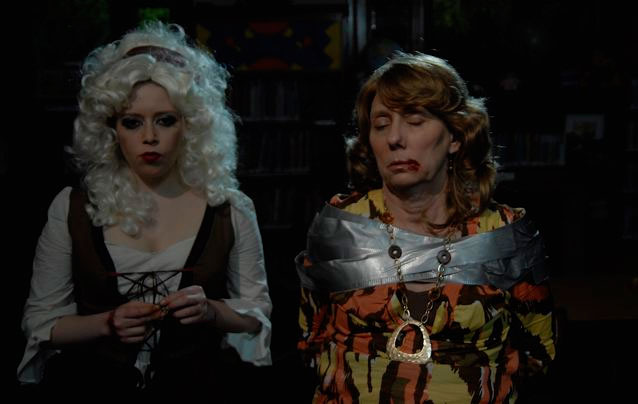 Comédie d'horreur située à San Francisco, "All About Evil" est le premier film de Joshua Grannell, un "mordu" du genre, qui, depuis 12 ans, produit et anime Midnight Mass, soirées consacrées au cinéma d'horreur....