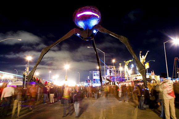 C'est Scott Silver qui va récrire le scénario du "Battle : Los Angeles" de Jonathan Libesman, avec Aaron Eckhart, qui raconte comme Los Angeles se voit envahi par des extraterrestres particulièrement belliqueux....