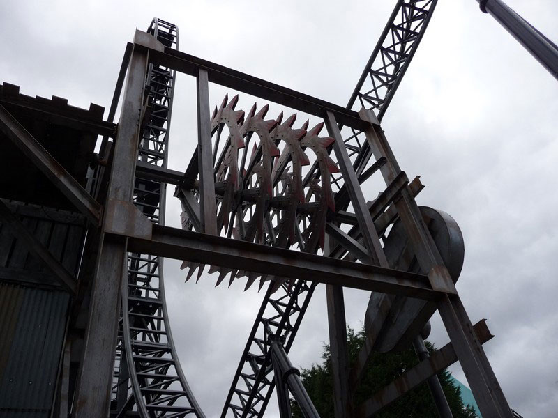 .... A l'instar des films de la série, les participants du roller-coaster géant sont à la merci du maître des manipulateurs, Jigsaw......