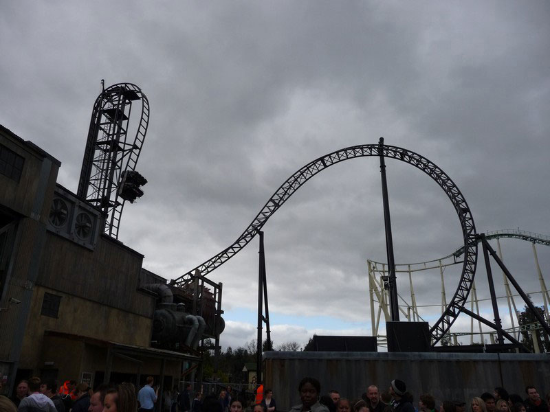 ..... L'attraction se termine par une chute à la verticale d'une hauteur de 30 mètres, ce qui en fait la chute libre la plus grande au monde.