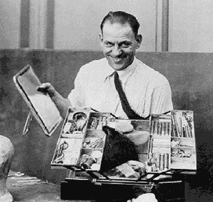 Lon Chaney et sa célèbre trousse de maquillage