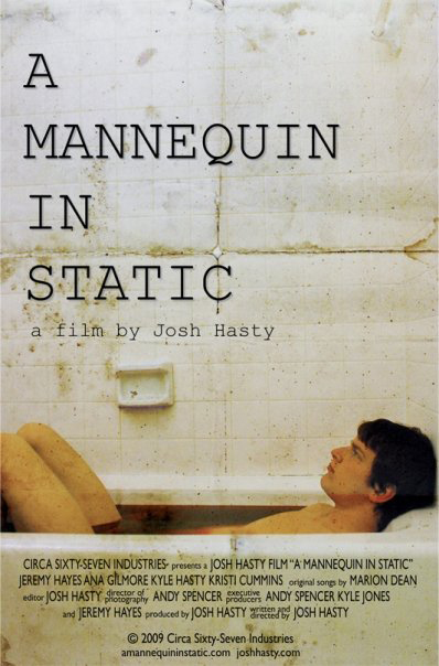 Premier film du cinéaste indépendant Josh Jasty, "A Mannequin in Static" voit Alex, ado de 16 ans, et sa mère Anne, hantés par les stigmates de leur passé compliqué, commencer une nouvelle vie ensemble. Mais les choses vont se compliquer.... (suite ci-des