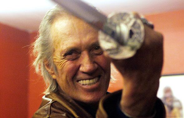 David Carradine (73 ans), le mythique acteur de la série "Kung Fu" et de "Kill Bill", vient de décéder. Le comédien a été retrouvé mort dans sa chambre d'hôtel à Bangkok aujourd'hui, où il se trouvait pour tourner un film.