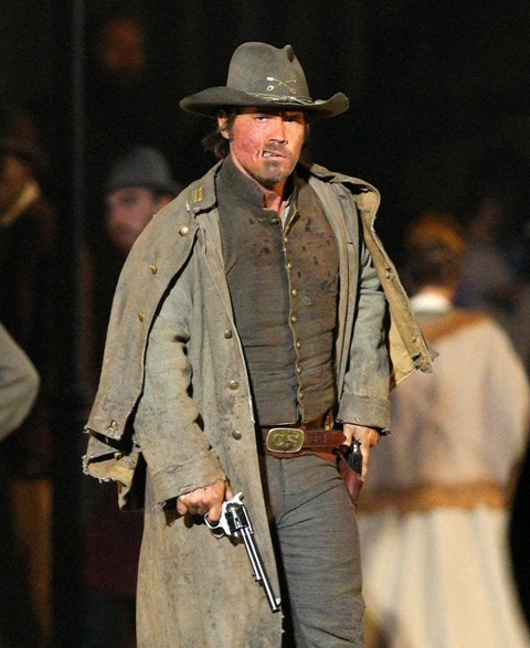 Josh Brolin sur le plateau de "Jonah Hex", de Jimmy Hayward, adaptation d'une série de DC Comics, où le héros-titre, chasseur de primes, se lance à la poursuite d'un sorcier vaudou pour l'empêcher de ressusciter une armée de morts.