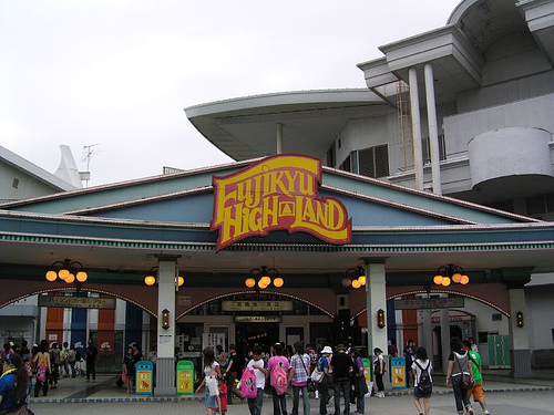 Takashi Shimizu (la série "The Grudge)" va tourner son premier film depuis trois ans, "The Shock Labyrinth" (suite ci-dessous)