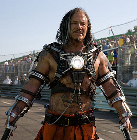 Dans "Iron Man 2" , le personnage qu'interprète Mickey Rourke est un Russe trafiquant d'armes fraîchement  évadé de prison revêtu d'un équipement plagié sur l'armure de Tony Stark (suite ci-dessous)