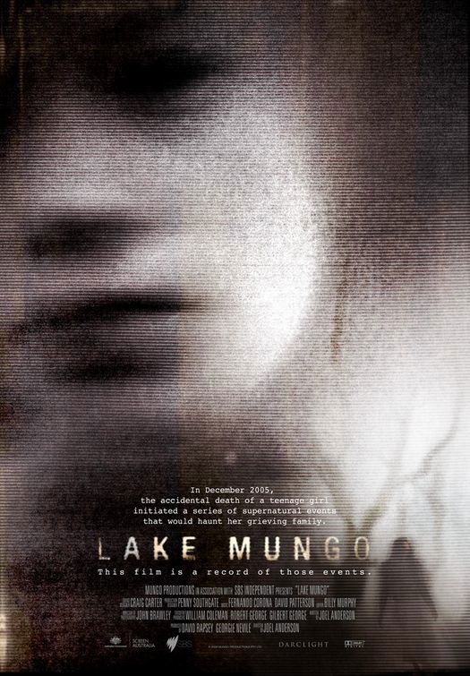 C'est le scénariste David Leslie Johnson qui a été choisi pour écrire le remake du film d'horreur australien "Lake Mungo" (suite ci-dessous)