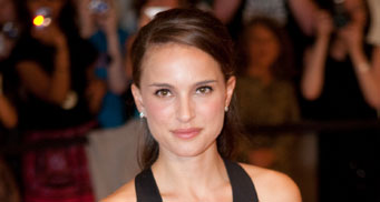 Pressentie en mars dernier pour tenir le rôle principal féminin de "Thor" de Kenneth Branagh, Natalie Portman va belle et bien tenir ce rôle, celui de Jane Foster, qui, dans le comics, était une nurse devenant le premier amour de Thor.