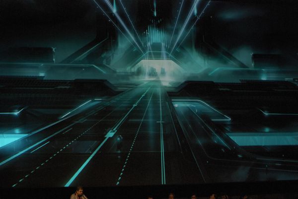 Concepts visuels de "Tron Legacy", signé Joseph Kosinski et tourné en 3-D relief, se déroulant dans un univers numérique inédit où Sam, le fils informaticien de Kevin Flynn  part sur les traces de son père, prisonnier d’un monde virtuel depuis 25 ans…