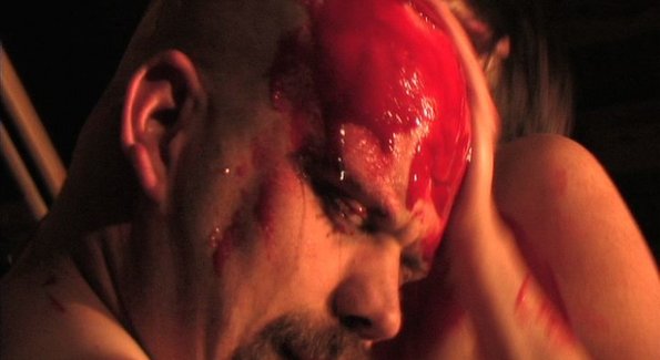 Distribuée en octobre prochain aux USA, "Incest Death Squad " de Cory Udler (scénariste du "Demon Haunt" de Ted V.Mikels) est une comédie d'horreur (suite ci-dessous)