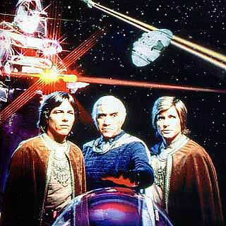 Bryan Singer a été choisi par Universal pour produire et réaliser le long-métrage adapté de la série "Battlestar Galactica", le producteur de la série de 1978, Glen Larson, occupant les postes de coproducteur et de scénariste (voir ci-dessous)