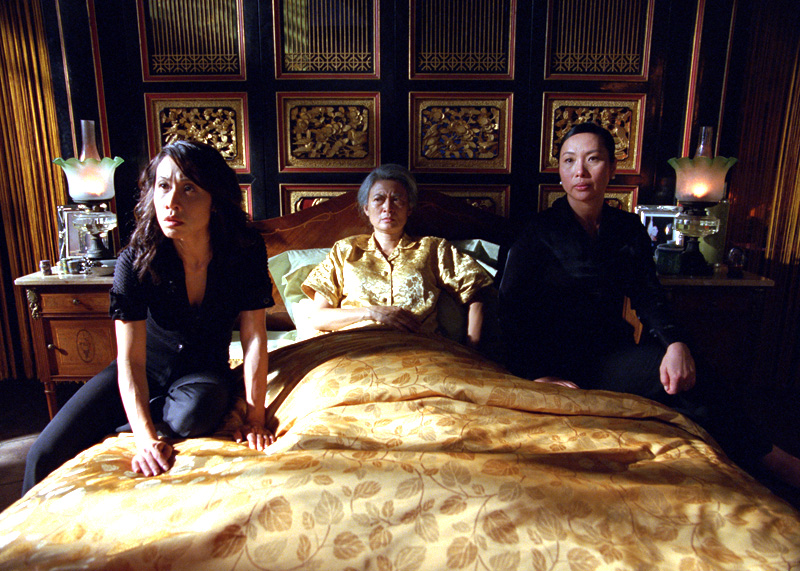 Onze ans après son premier film, "Forever Fever", le réalisateur de clips et de pubs Glen Go vient de tourner son second, "The Blue Mansion", un murder mystery fantastique distribué à Singapour le 22 octobre (suite ci-dessous).