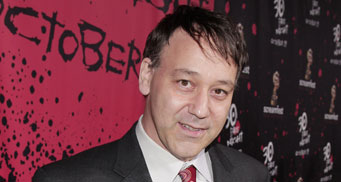 Sam Raimi aux prises avec le Yéti ! (voir ci-dessous)
