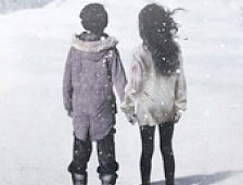 Annoncé depuis plusieurs mois, le remake par la Hammer Films de "Let the Right One In", intitulé "Let Me In", entrera seulement en production en novembre (suite ci-dessous)