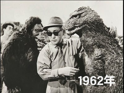 Le réalisateur Inoshiro Honda en 1962, sur le tournage de "King Kong contre Godzilla"