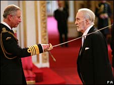 Comme prévu, Christopher Lee (87 ans)  a été anobli par le Prince Charles. Il faudra désormais l'appeler "Sir" Christopher Lee !